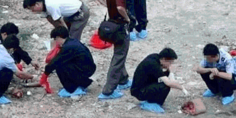 民警聞訊趕到現場，陸續在附近發現多袋尸塊。