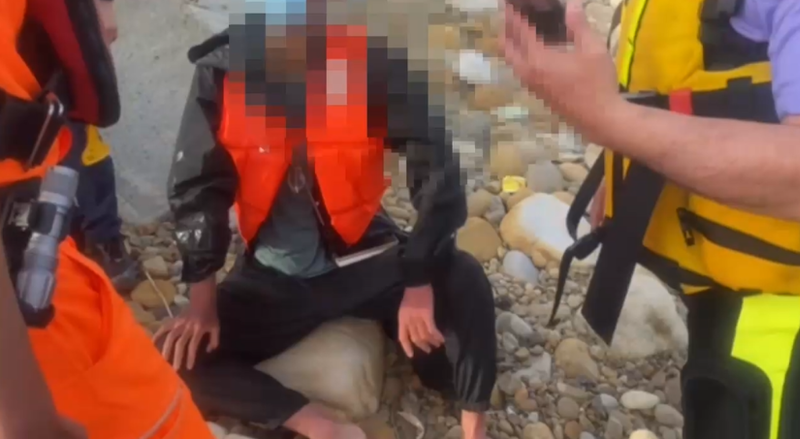 北部分署第三巡防區昨天清晨接獲新北市消防局通報，表示有1名自稱陸籍人士在后坑溪出?？谕栋?。