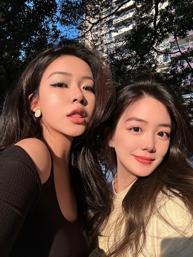 梁嘉瑩還有個風格與她不同的靚家姐。