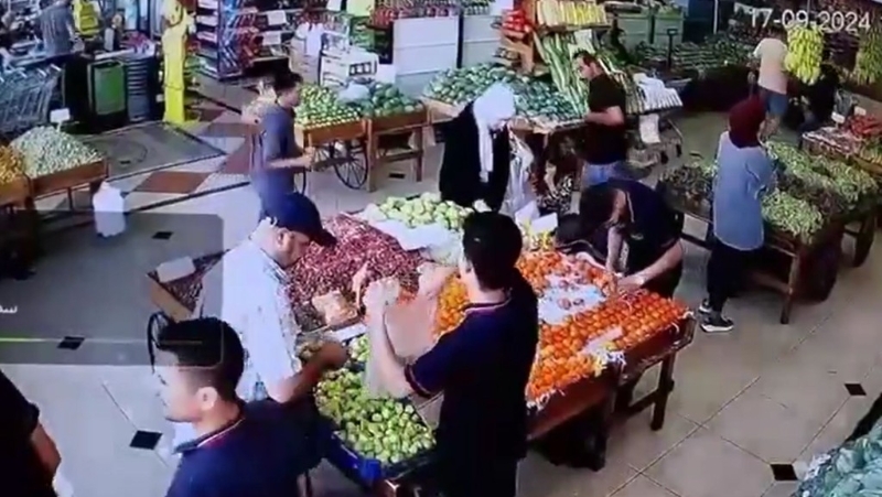 事發前，白衣男子在蔬果文件購物。