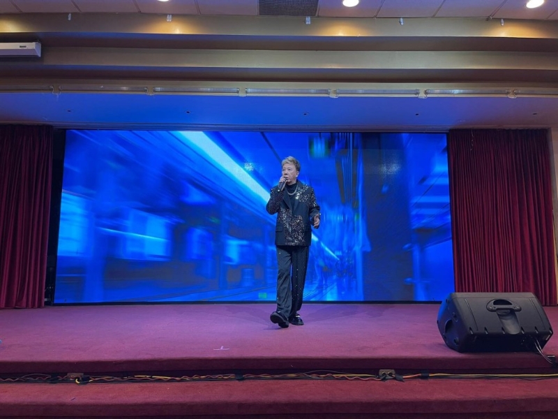 尹光上月8日抵達加拿大，即在當地開騷，雖然溫哥華一站場地搞細，但尹光絕無欺場，穿上閃閃的黑色西裝獻唱，非常落力。