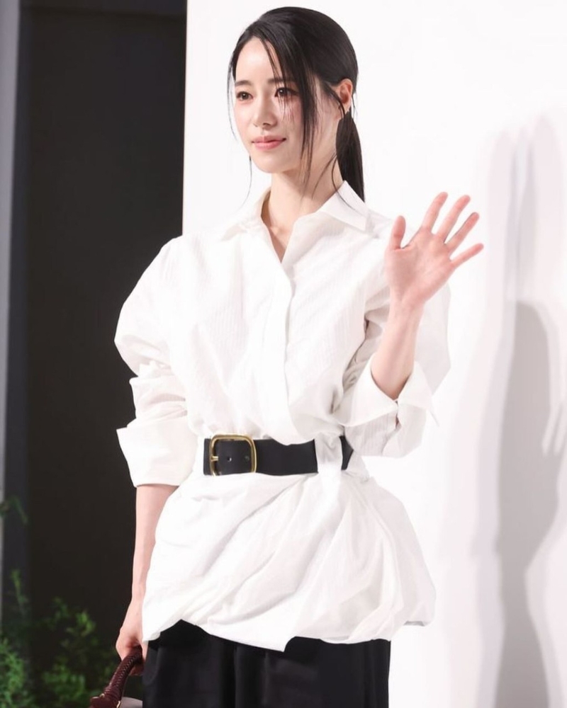 韓星林智妍穿著Loewe配腰帶節白色恤衫，下襯闊身褲，造型優雅且滿載時尚感。 （圖片來源：IG@limjjy2）