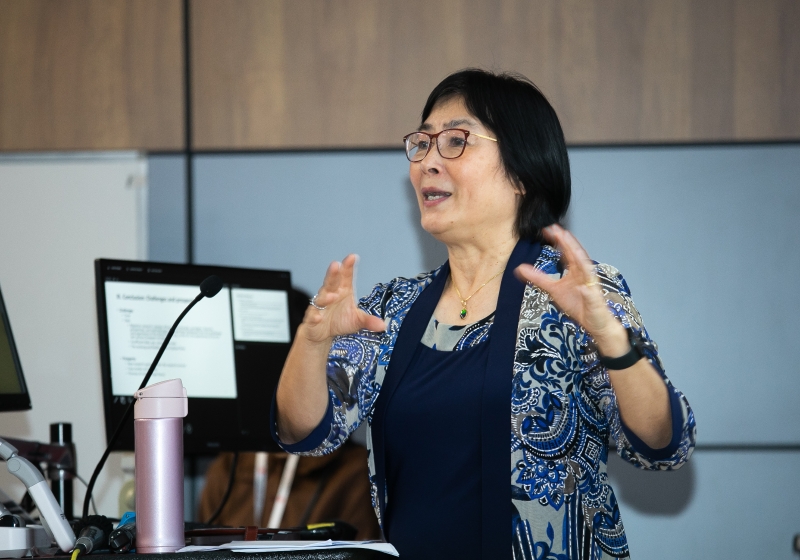 在香港嶺南大學做講座。