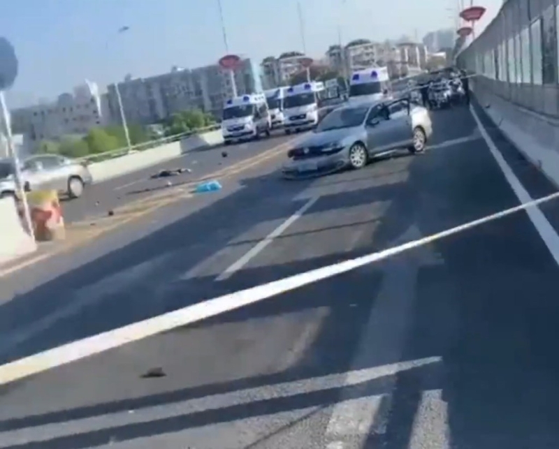 現場交通大受影響。