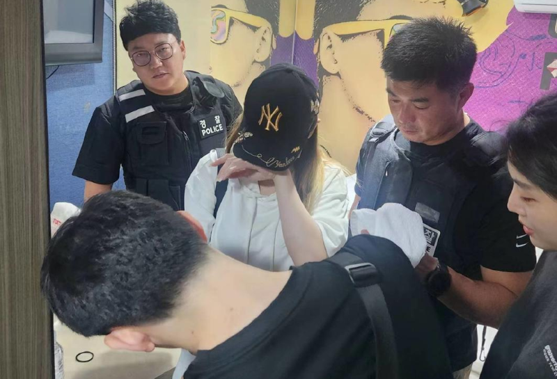 知情人提供的李娜被韓國警方抓捕后的現場照片。