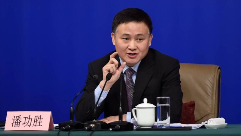 內地今早公布多項政策，被問及創設平準基金，央行行長潘功勝表示正在研究。