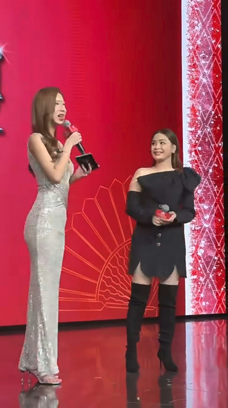 阿嬌站在女主持人旁，顯得嬌小、豐腴。（圖／微博）