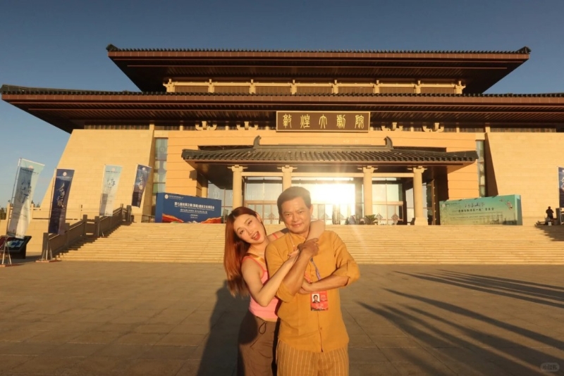 王冰冰在敦煌大劇院表演，演出前穿上一件紅色小背心，加上一個斜孭袋，令本來已豐滿的上圍更添逼爆感覺。