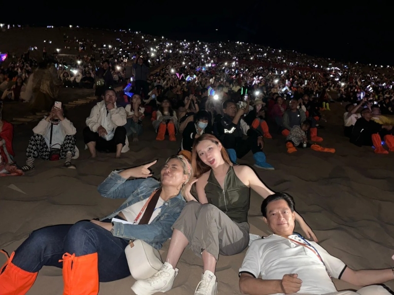 最后，王冰冰又與莫華倫躺在沙上聽萬人星空演唱會，她都直言今次敦煌之行滿足了。