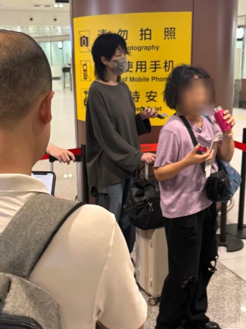 有網民在中秋節拍到王菲在機場出現。