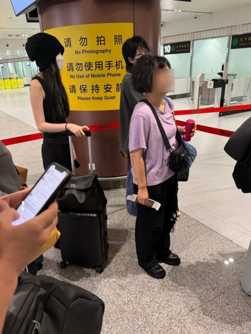 李嫣一身型格打扮，站在媽媽身旁已經高過媽媽。