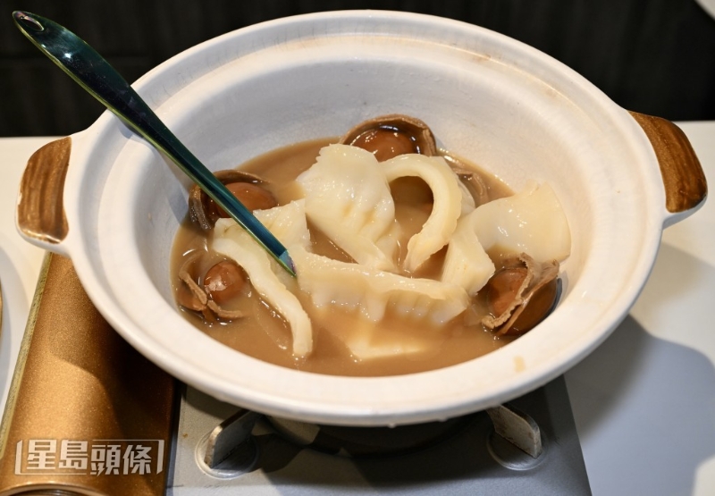 網鮑和花膠皇經過多重烹調工序，才能做到香軟入味。