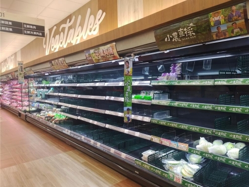 不少人一早到連鎖超市買菜，發現貨架上的青菜、泡面等都被掃光。