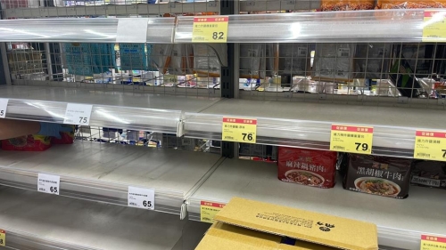 不少人一早到連鎖超市買菜，發現貨架被掃光。