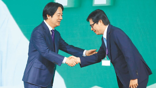 賴清德(左)與英系高雄市長陳其邁(右)握手 賴清德(左)與英系高雄市長陳其邁(右)握手