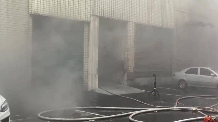 現場濃煙密布 現場濃煙密布