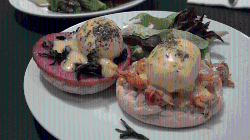 主辦方亦有安排早餐時間，主食有兩款選擇，，包括班尼迪蛋和炸雞窩夫。 - 副本