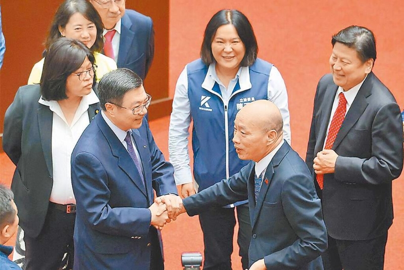 韓國瑜原擬在4日邀朝野黨團吃“和解飯”，不過受到臺風山陀兒影響，“行政院”認為救災第一，決定取消4日餐會。