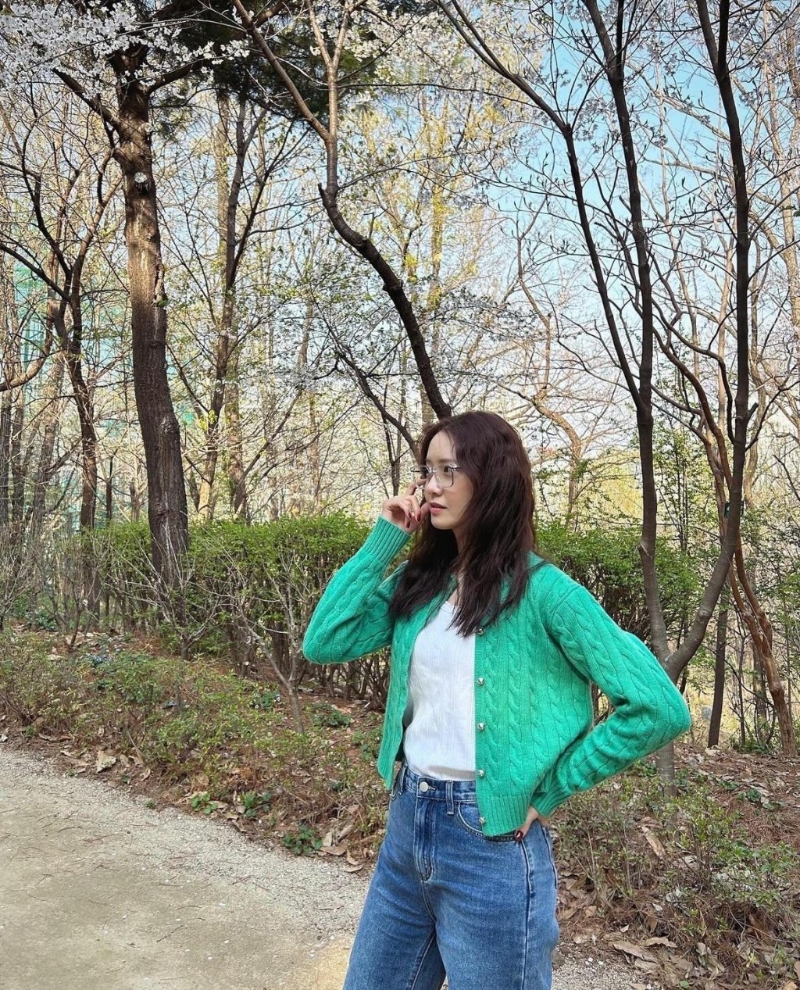 少女時代成員潤娥以綴金屬鈕扣綠色針織外套，襯以白色上衣及牛仔褲，清新簡約。(圖片來源：IG@yoona_lim)