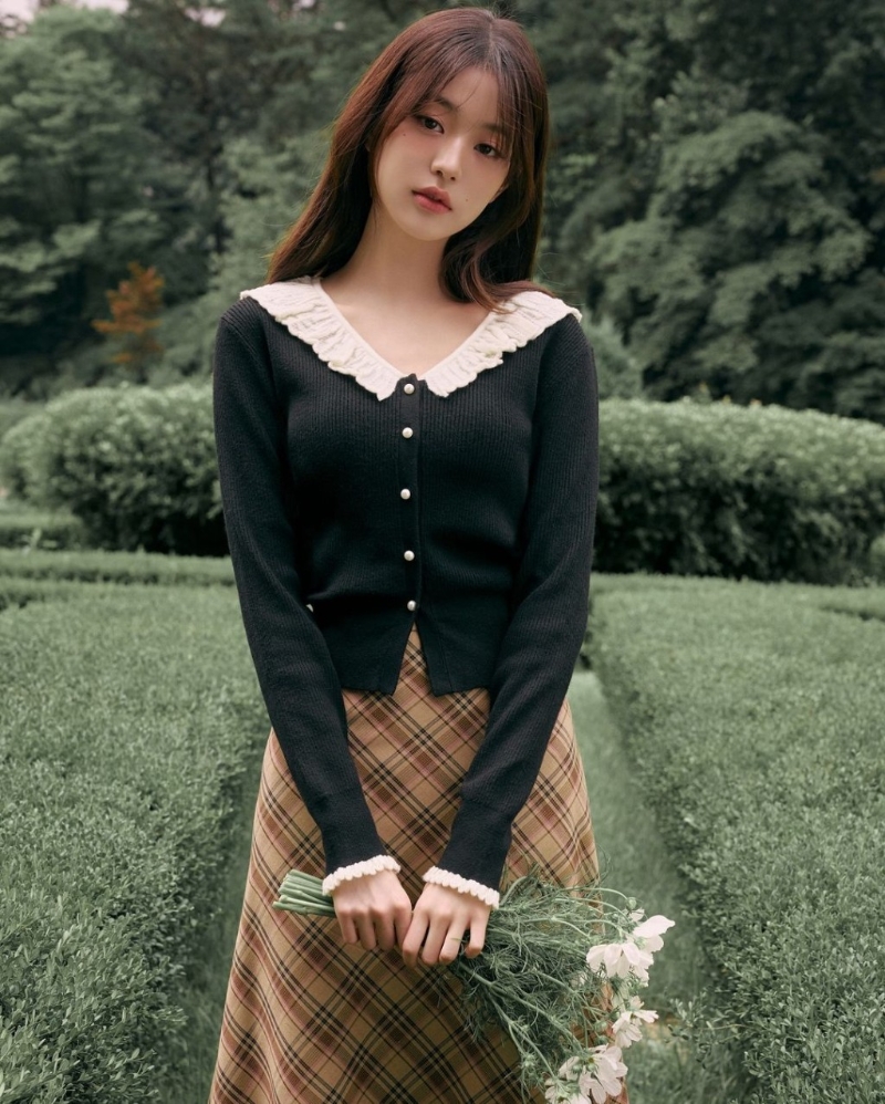 韓國女團IVE成員張員瑛Rufles細節針織外套，配搭格紋半截裙，塑造典雅淑女形象。(圖片來源：1G@for_everyyoung 10)