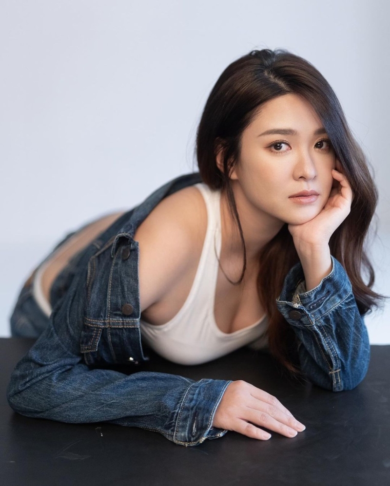 江嘉敏雖穿回藍色牛仔外套，惟俯身托下巴，完美展現澎湃3D上圍。