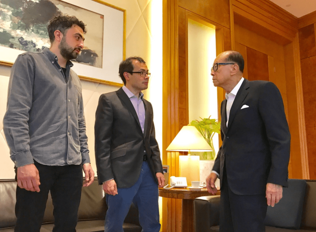 Demis Hassabis（中）與Deepmind另一名創辦人Mustafa Suleyman（左），在2017年來港時與李嘉誠會面，席間多次激動得站起來。 （李嘉誠基金會圖片）