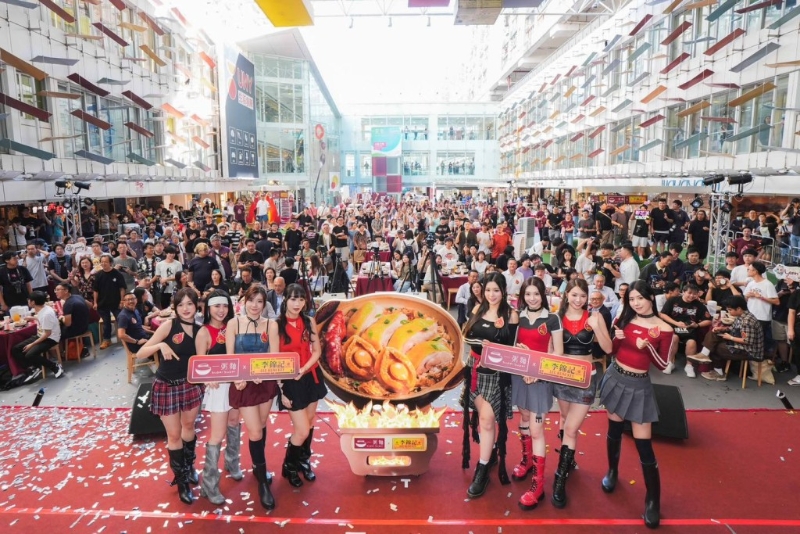 一粥面早前與李錦記破天荒合作舉辦「火力全開！鮑魚煲仔飯千人挑戰！」，號召1230人輪流品嘗鮑魚煲仔飯，成功創下千人馬拉松式世界紀錄。（圖片來源： 官方圖片）