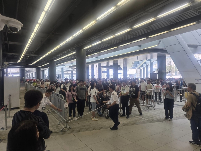 香園圍口岸已實施人潮管制，人龍排滿扶手樓梯前面空地。