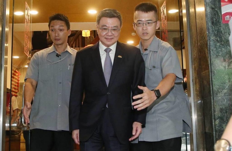 法院長韓國瑜11日邀請朝野立院黨團干部與行政院長卓榮泰在立法院旁的點水樓餐廳吃「和解飯」，協調總預算卡關問題，經一個半小時餐敘后，行政院長卓榮泰（前中）步出餐廳。