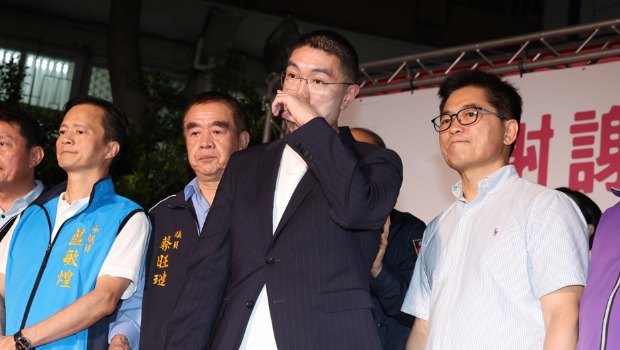 謝國梁(中)在感謝市民朋友時一度哽咽 謝國梁(中)在感謝市民朋友時一度哽咽