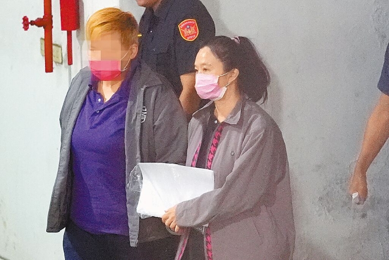 北檢偵辦京華城弊案15日提訊在押的臺北市議員應曉薇（右）及助理吳順民，以利厘清相關案情。