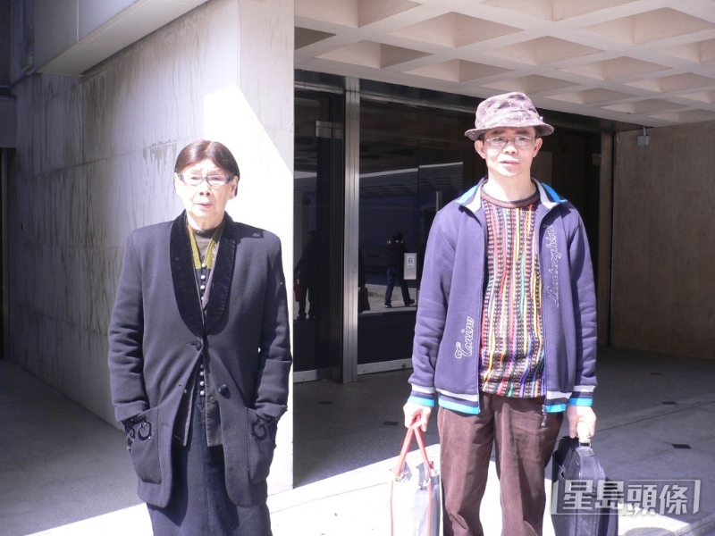 梅媽2004年至2011年間多次出入法院，梅啟明在旁傍實。