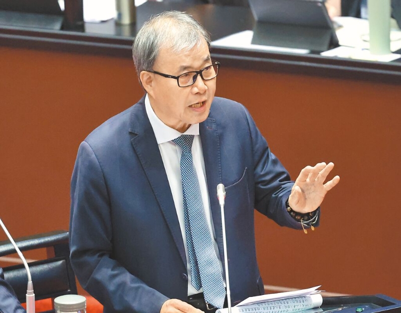 教育部長鄭英耀15日在“立法院”答詢表示，青年服勤同意書指的主要是后勤協助。