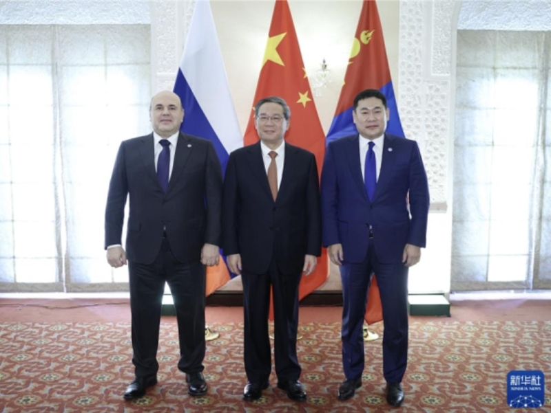 當地時間10月16日，中國國務院總理李強（中）與俄羅斯總理米哈伊爾·米舒斯京(Mikhail Mishustin)（左）及蒙古國總理羅布桑那木斯來·奧云額爾登(Luwsannamsrai Oyun-Erdene)（右）舉行了三方會談。