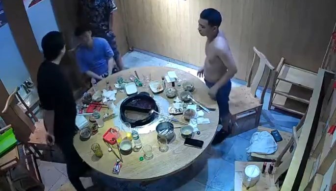 房內最少有5人 房內最少有5人