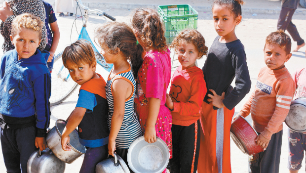 圖為一群孩子在排隊領食物