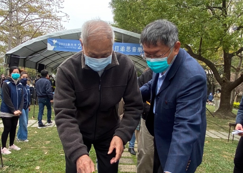 柯文哲（右）的父親柯承發（左）病危