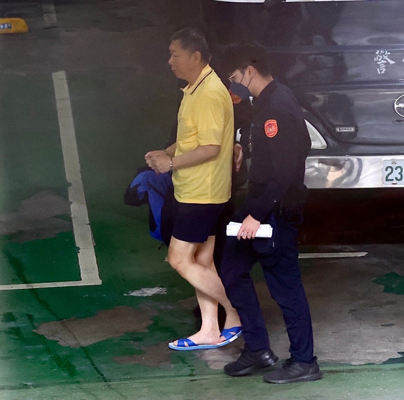 檢廉偵辦京華城案，檢方16日提訊在押的民眾黨主席柯文哲（左）。