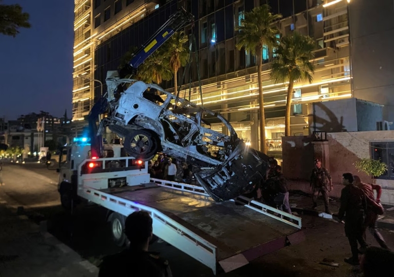 遇襲車輛被完全炸毀。路透社