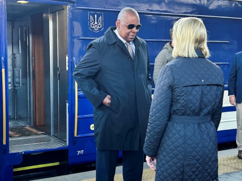 奧斯汀從波蘭乘坐火車抵達基輔。路透社