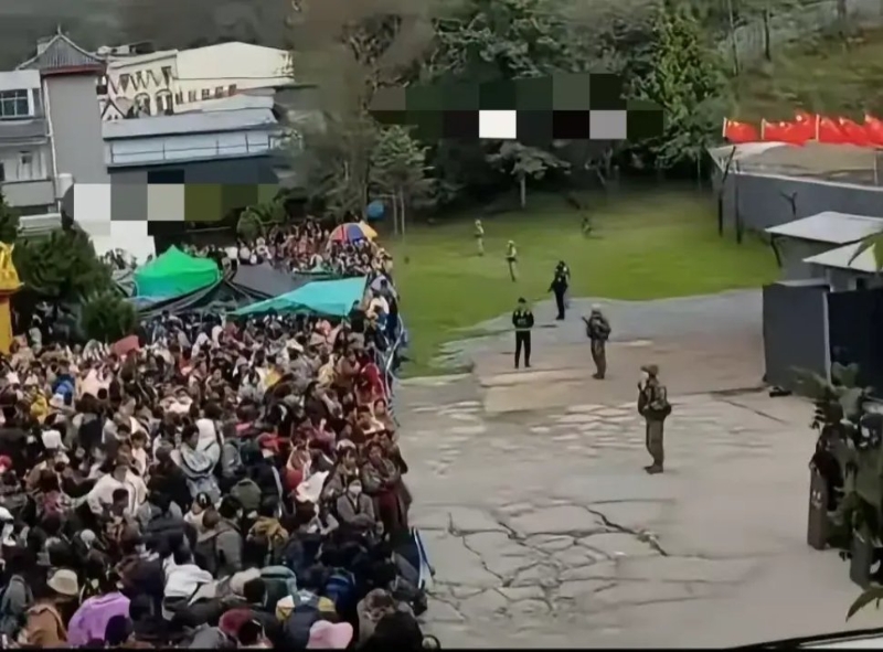 數以萬計緬甸難民涌到中緬邊境附近逃避戰火。微博