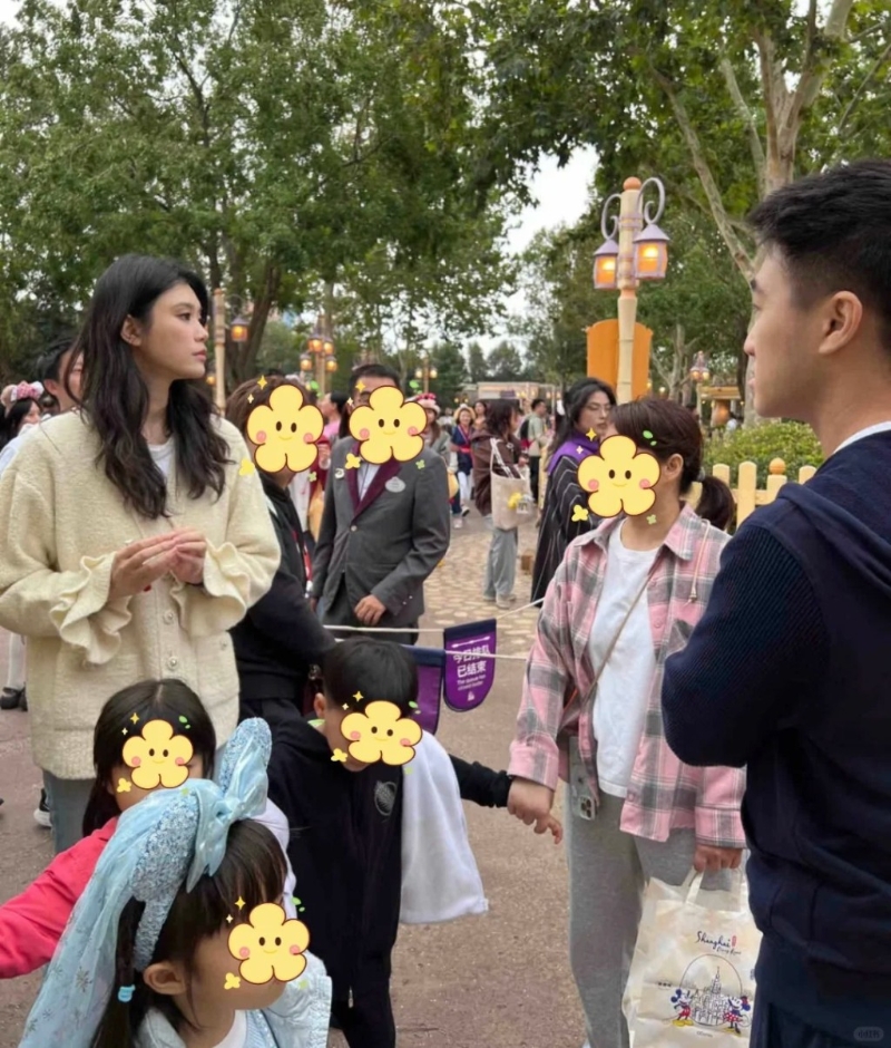 何猷君太太奚夢瑤及即將5歲的大仔何廣燊（Ronaldo）和下月3歲生日的細女Romee，日前現身上海迪士尼。