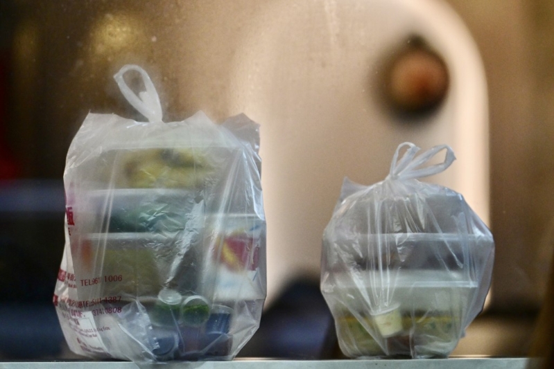 環保署回覆指，在充分考慮相關非塑膠替代品的成熟度、普及性和可負擔性，才實施進一步管制 。