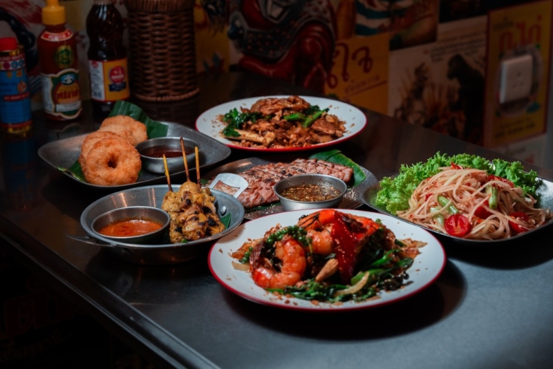 餐廳由灣仔米芝蓮船麵店Samsen出身的泰籍主廚主理，主打正宗泰國菜及泰式街頭小炒。（圖片來源：官方專頁）