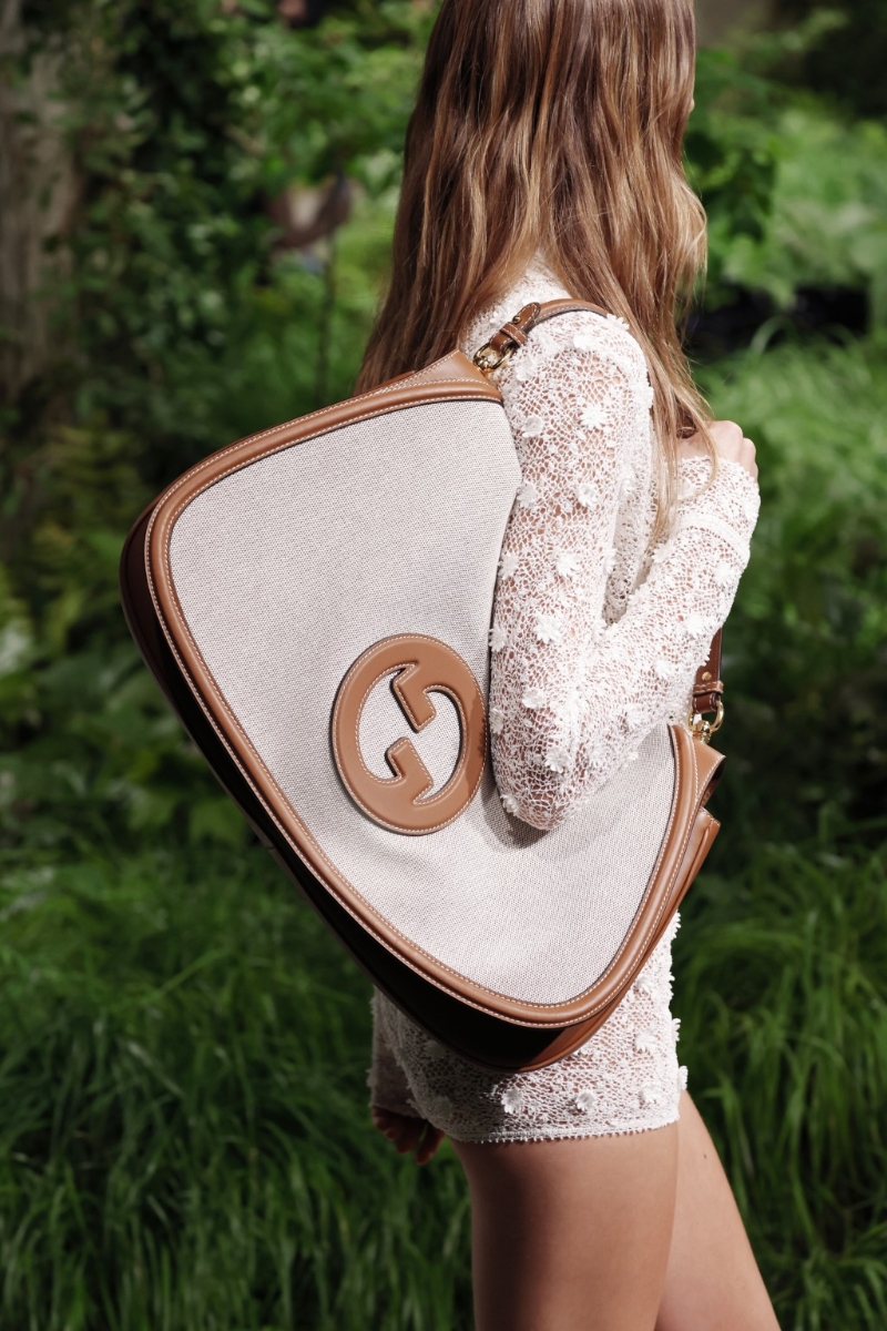 帆布拼啡色皮革Gucci Blondi標志及飾邊的特大號肩袋。