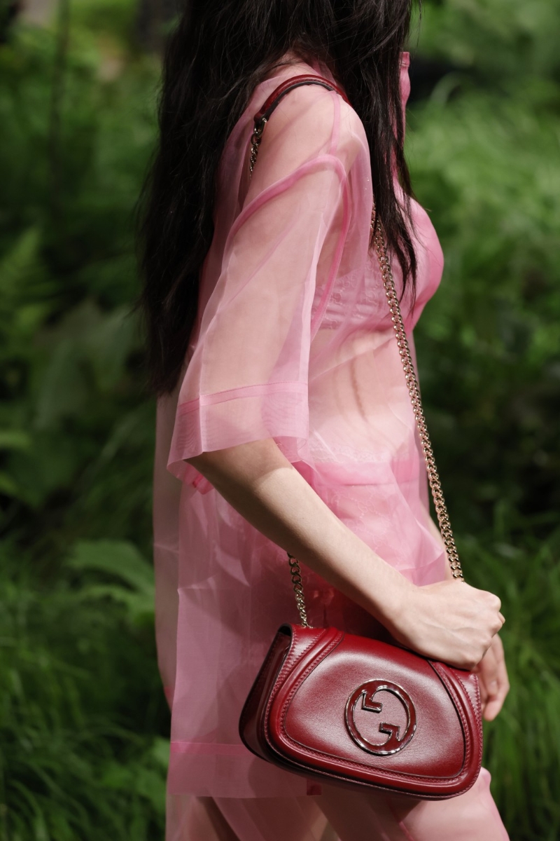 經典Rosso Ancora紅色皮革設計，配以長鏈帶更見時尚。