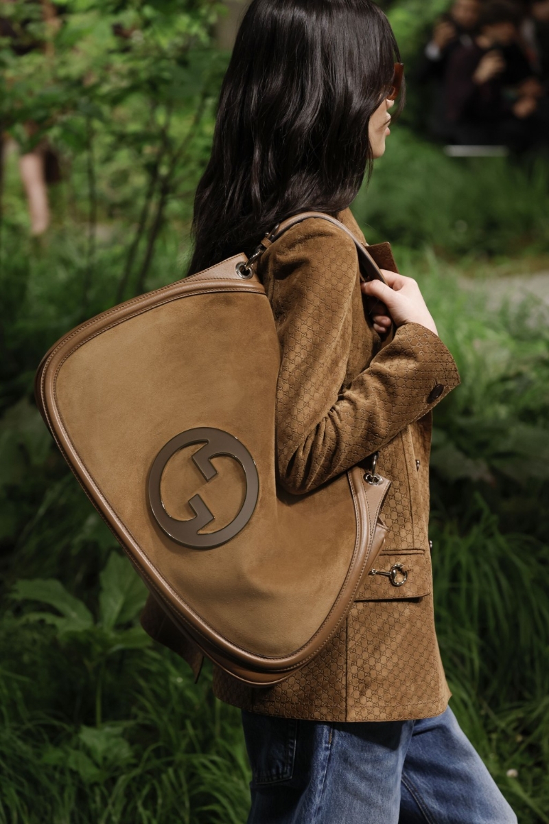 特大號啡色麖皮拼琺瑯黃銅制標志。