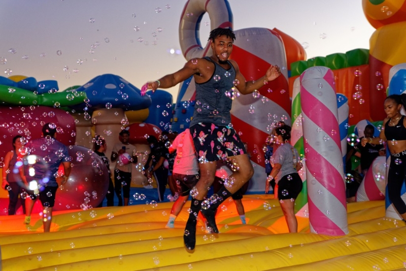 一到入夜即轉“夜場”，16歲以上大人就可盡情彈跳。（圖片來源：The Big Bounce）