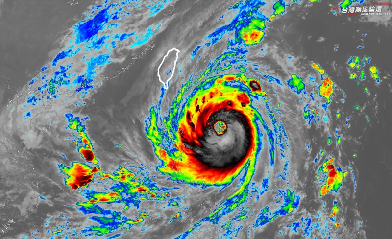 臺灣臺風論壇表示，康芮又大又破的臺風眼已經開始緊縮，代表持續增強，預估30日眼睛就會縮小，威力達到巔峰。(圖／臺灣臺風論壇)