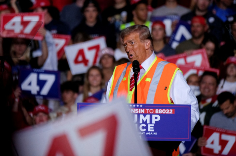 特朗穿著橙色反光背心出席造勢大會。路透社
